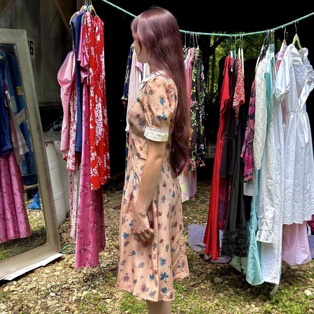 1940s peach ditzy floral day dress floral cold rayon w/ bow collar - Picture 4 of 5